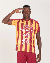 Camiseta local Vinotinto con logos 2023