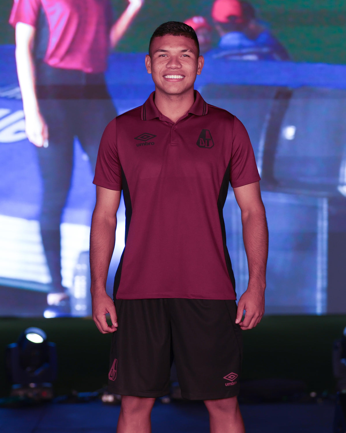 Camiseta Deportes Tolima de Presentación Vinitinto Umbro 2025