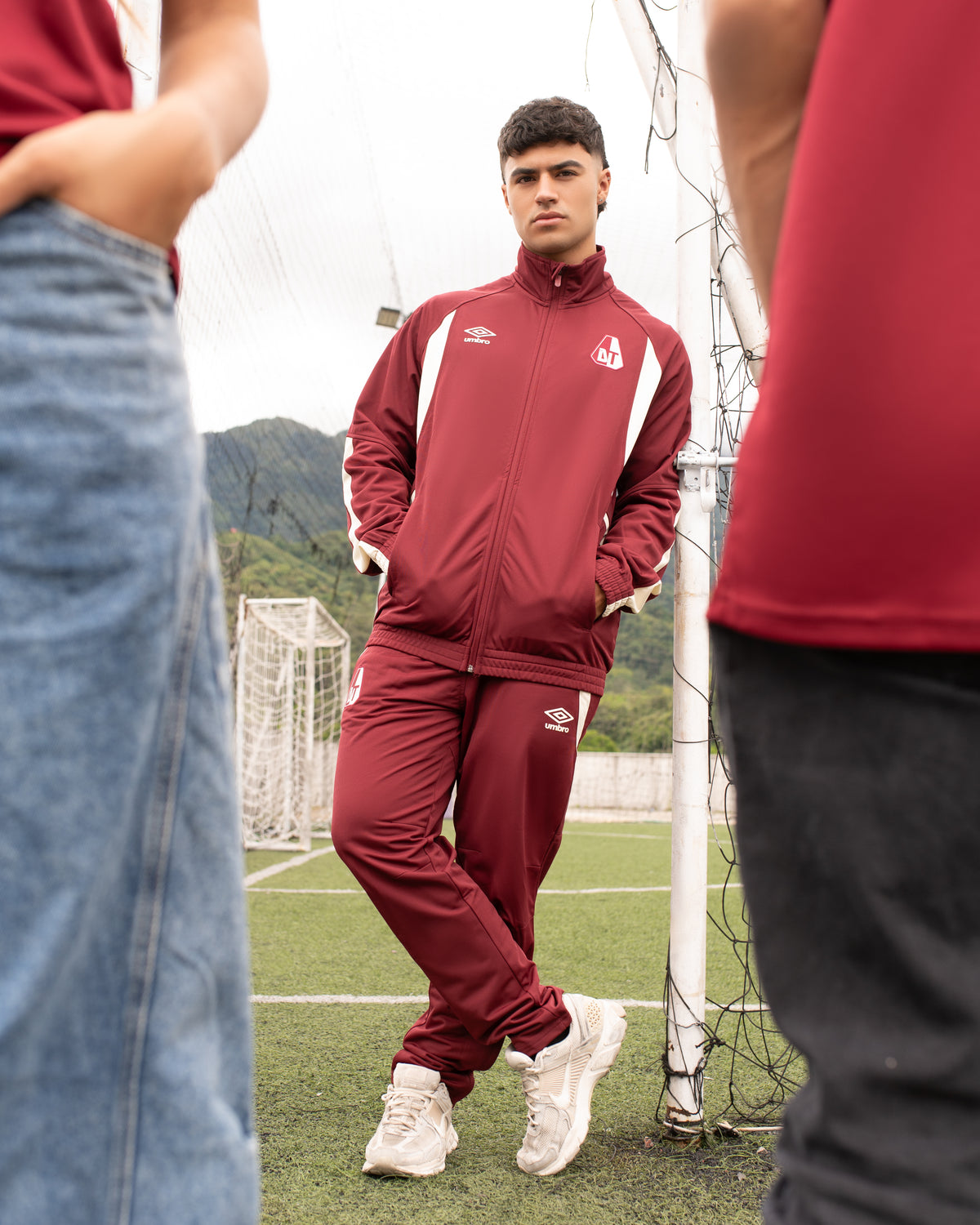 Pantalon de Sudera de Presentacion Vinotinto Umbro 2026