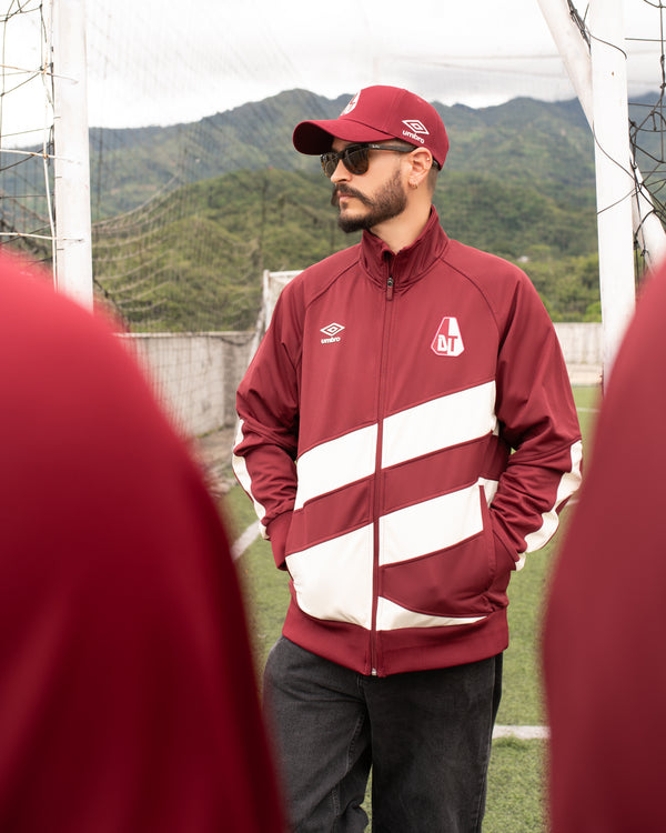Chamarra de Presentacion Vinotinto Poly track Umbro 2026