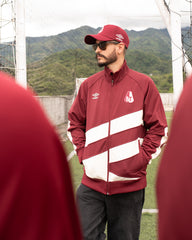 Chamarra de Presentacion Vinotinto Poly track Umbro 2026