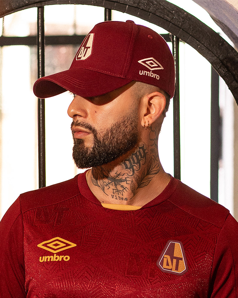 Gorra Umbro Color Vinotinto 2026