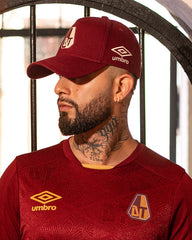 Gorra Umbro Color Vinotinto 2026