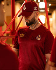 Gorra Umbro Color Vinotinto 2026